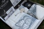 Подарунковий набір рушників La Maison Nola Ekru зі свічкою — изображение 4
