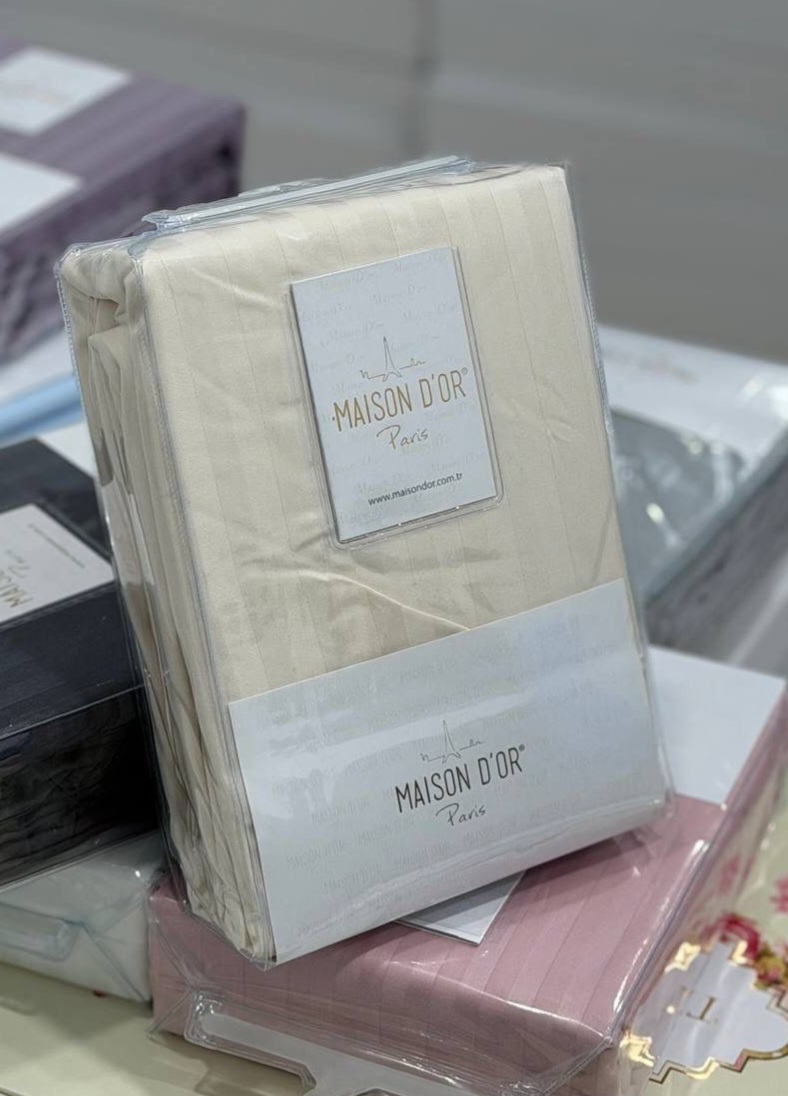 Простирадло сатинове з наволочками Maison D`or 240x260см Ecru Простирадло сатинове з наволочками Maison D`or 240x260см Ecru